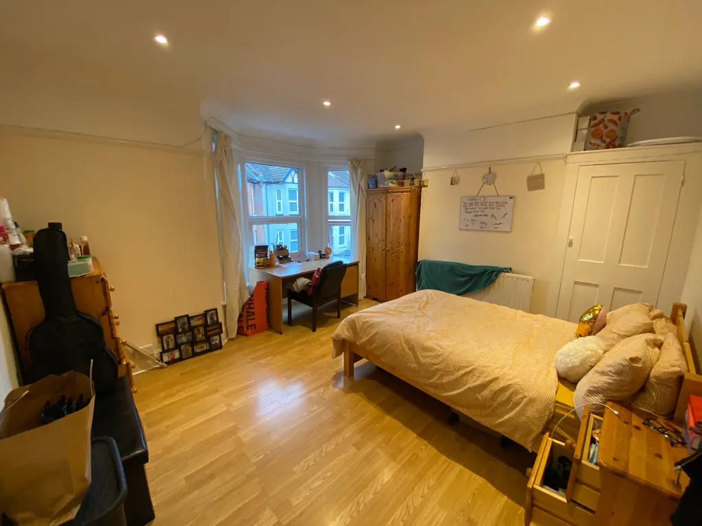 Flat Thackeray Road in Southampton