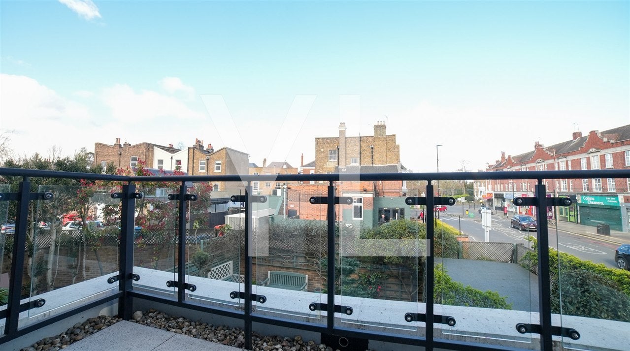 Flat Stratheden Road in Greater London