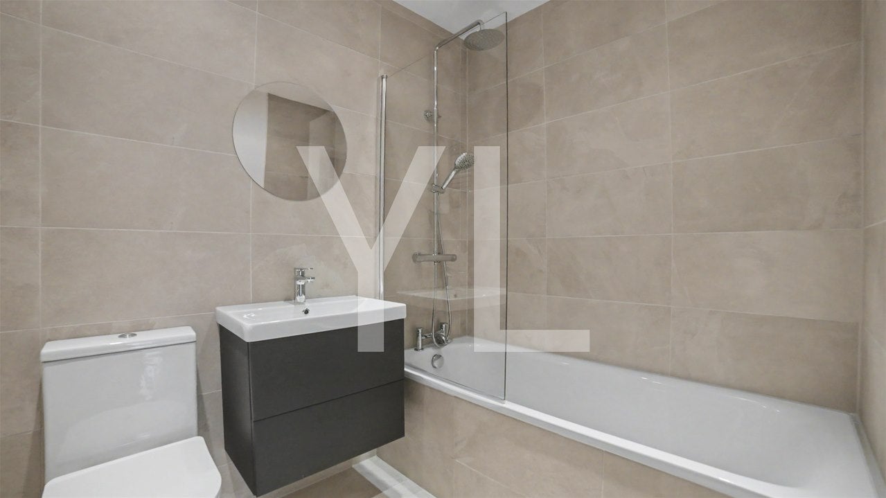 Flat Stratheden Road in Greater London