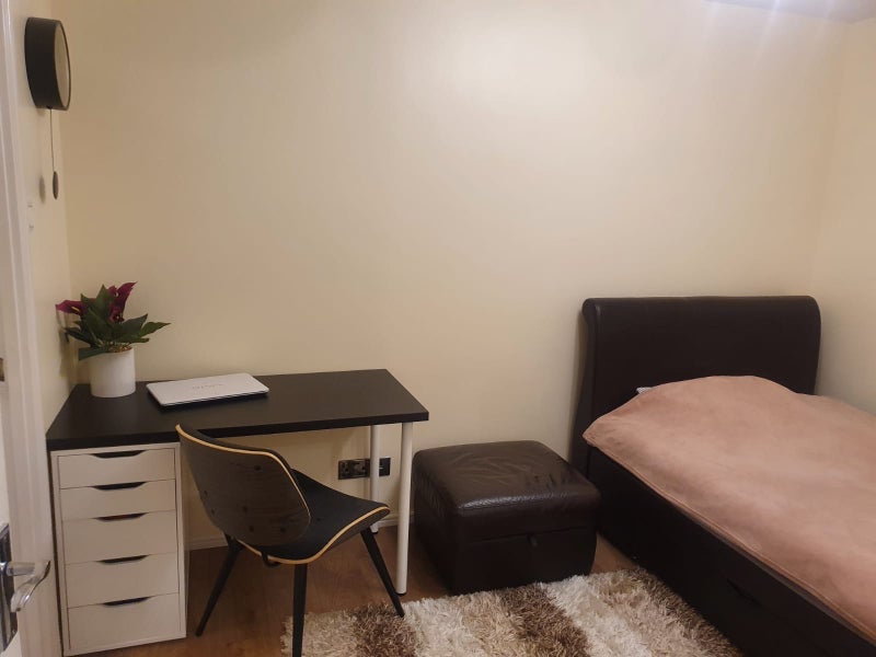 Room Palace Close in Slough