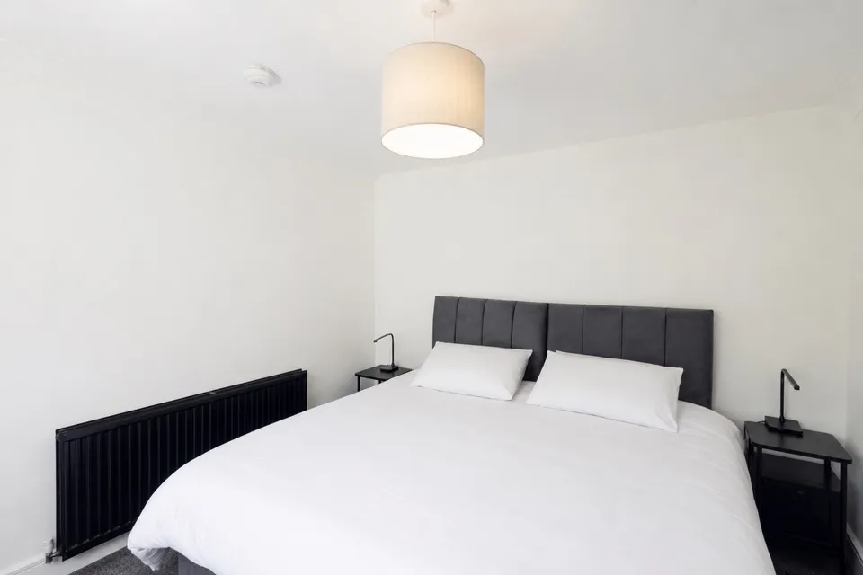 Room Whinmoor Crescent in Leeds