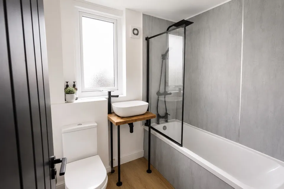 Room Whinmoor Crescent in Leeds