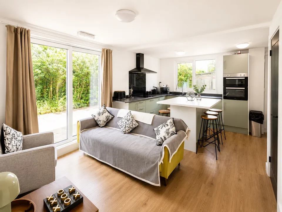 Room Whinmoor Crescent in Leeds