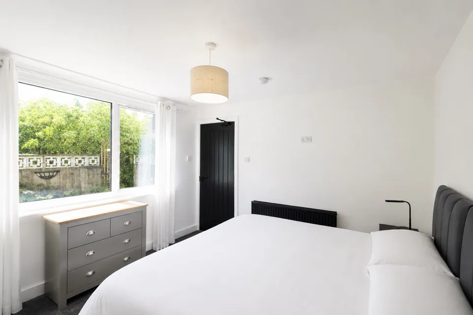 Room Whinmoor Crescent in Leeds