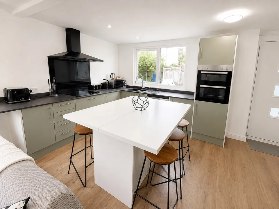 Room Whinmoor Crescent in Leeds