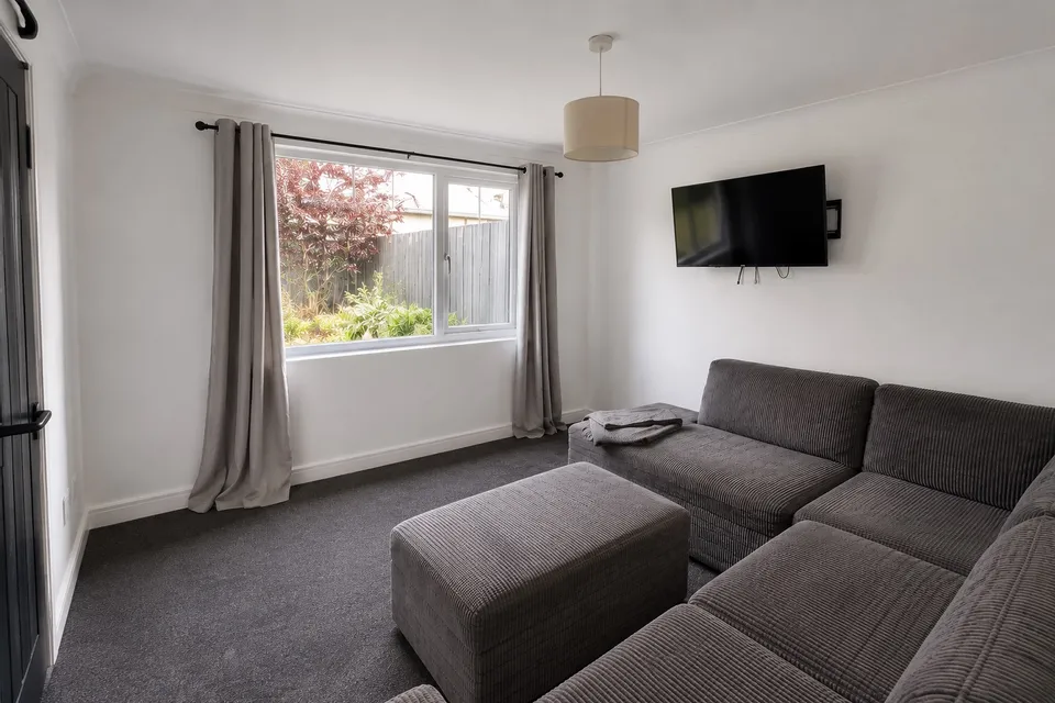 Room Whinmoor Crescent in Leeds