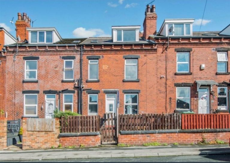Flat Swallow Crescent in Leeds