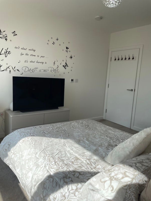 Flat Enfield Road in Greater London