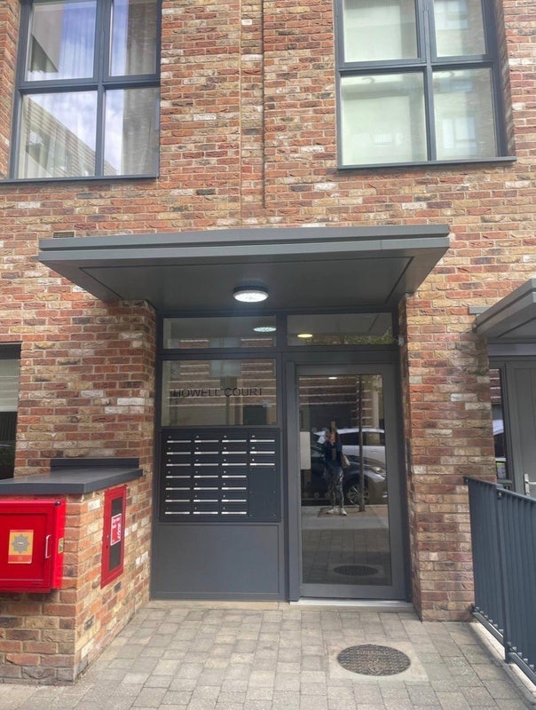 Flat Enfield Road in Greater London
