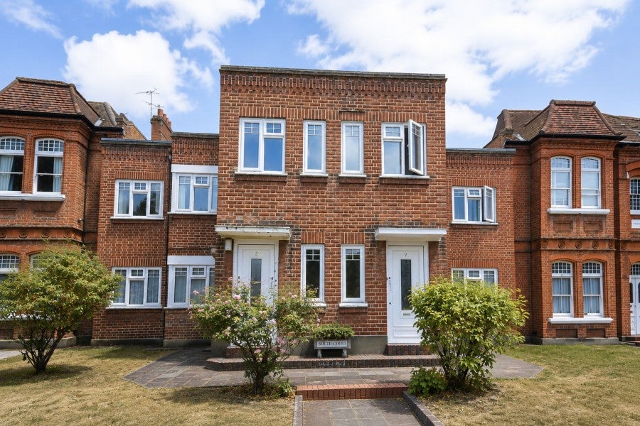 Flat Grove Road in Greater London