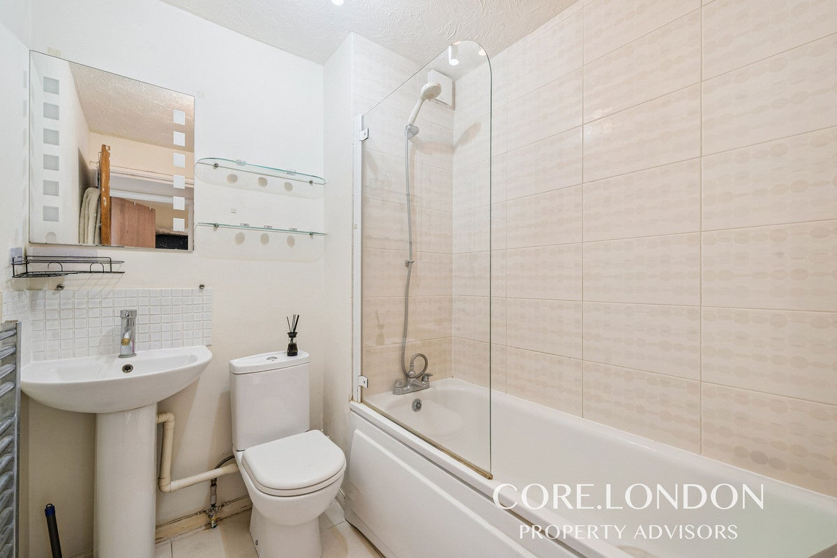 Flat Twyford Avenue in Greater London