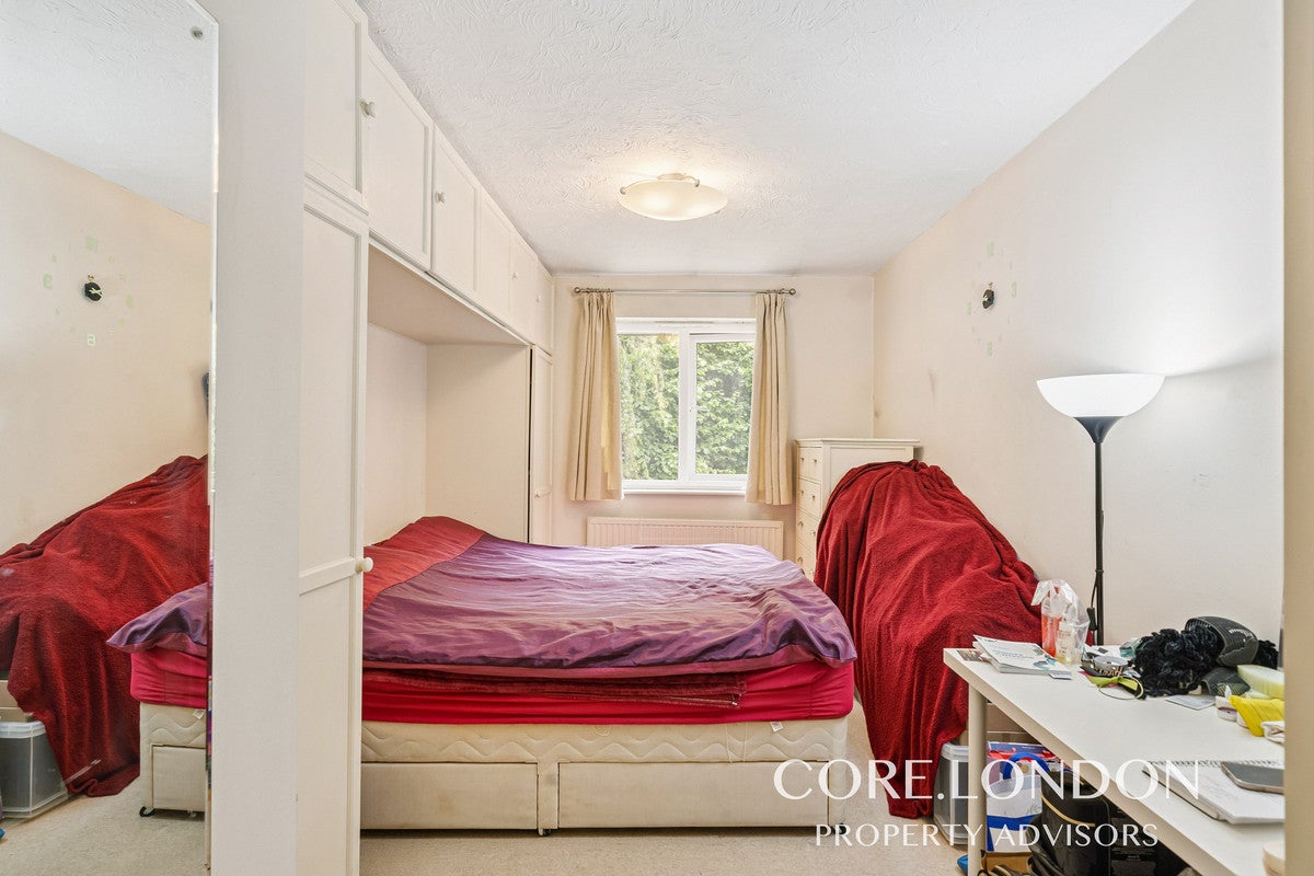 Flat Twyford Avenue in Greater London