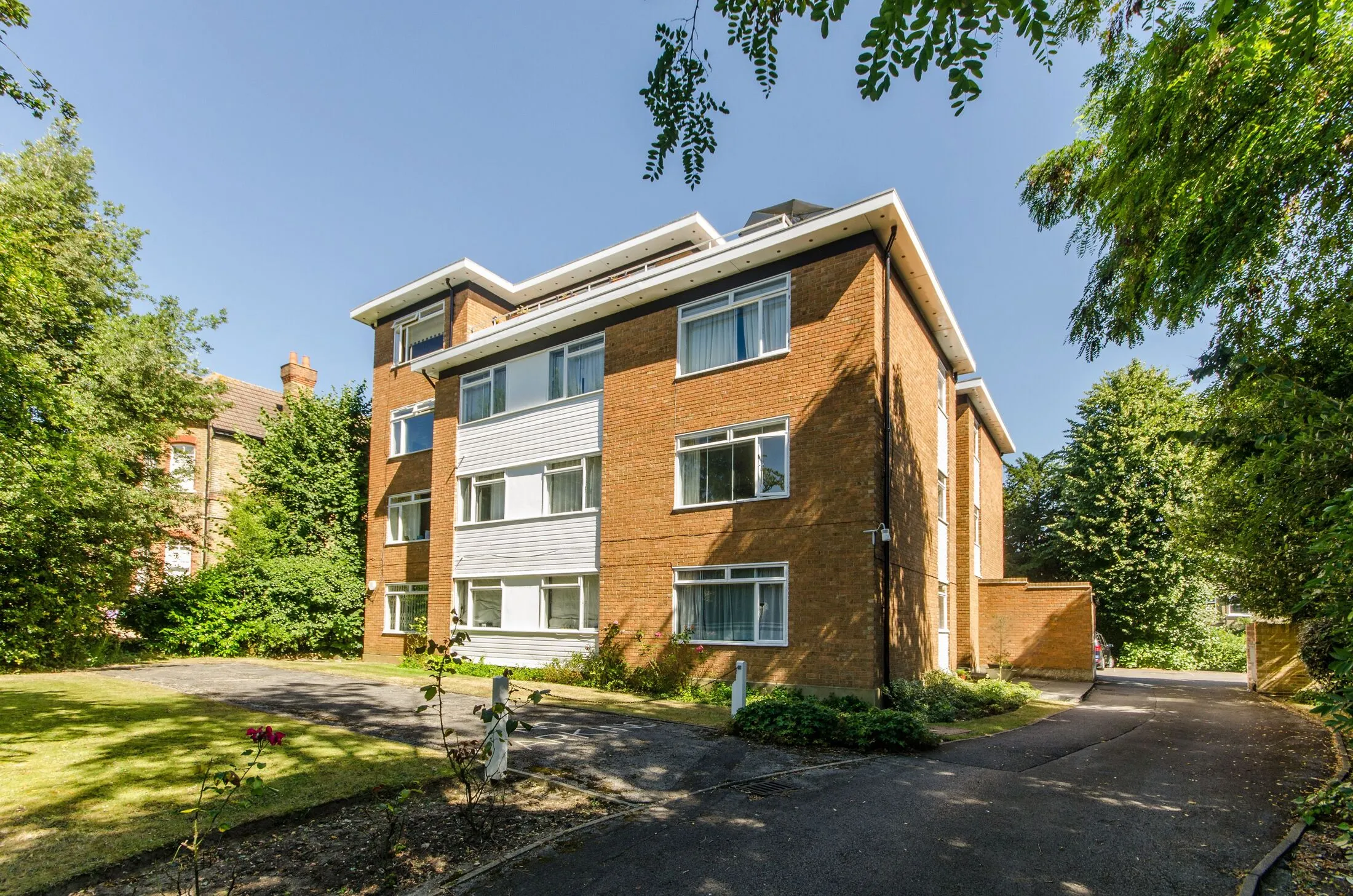 Flat Denmark Avenue in Greater London