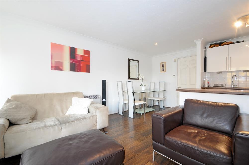 Flat Welsford Street in Greater London