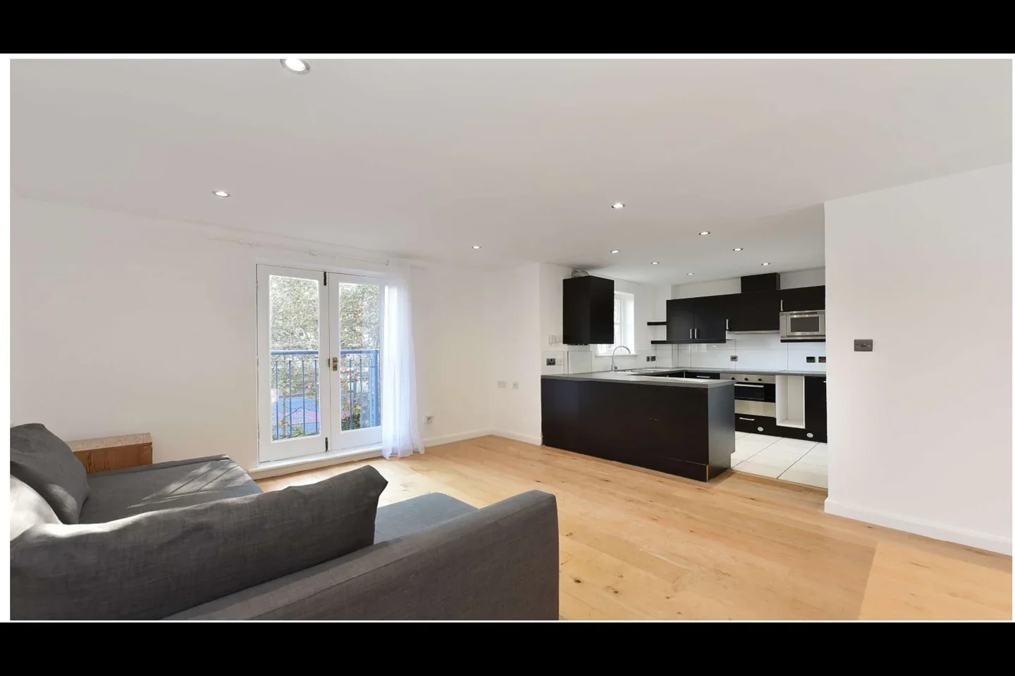 Flat Wapping High Street in Greater London