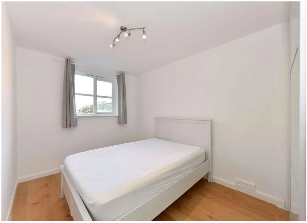 Flat Wapping High Street in Greater London