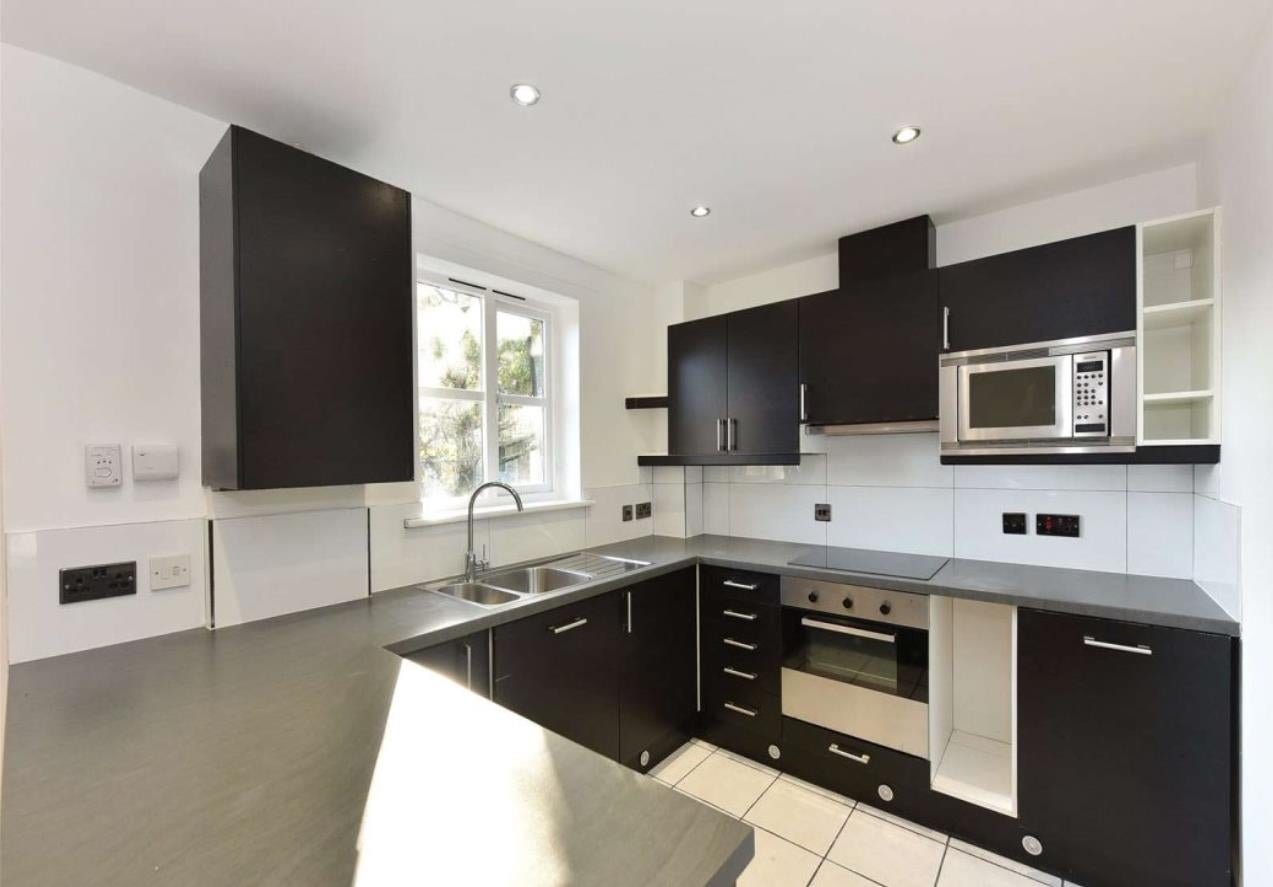 Flat Wapping High Street in Greater London