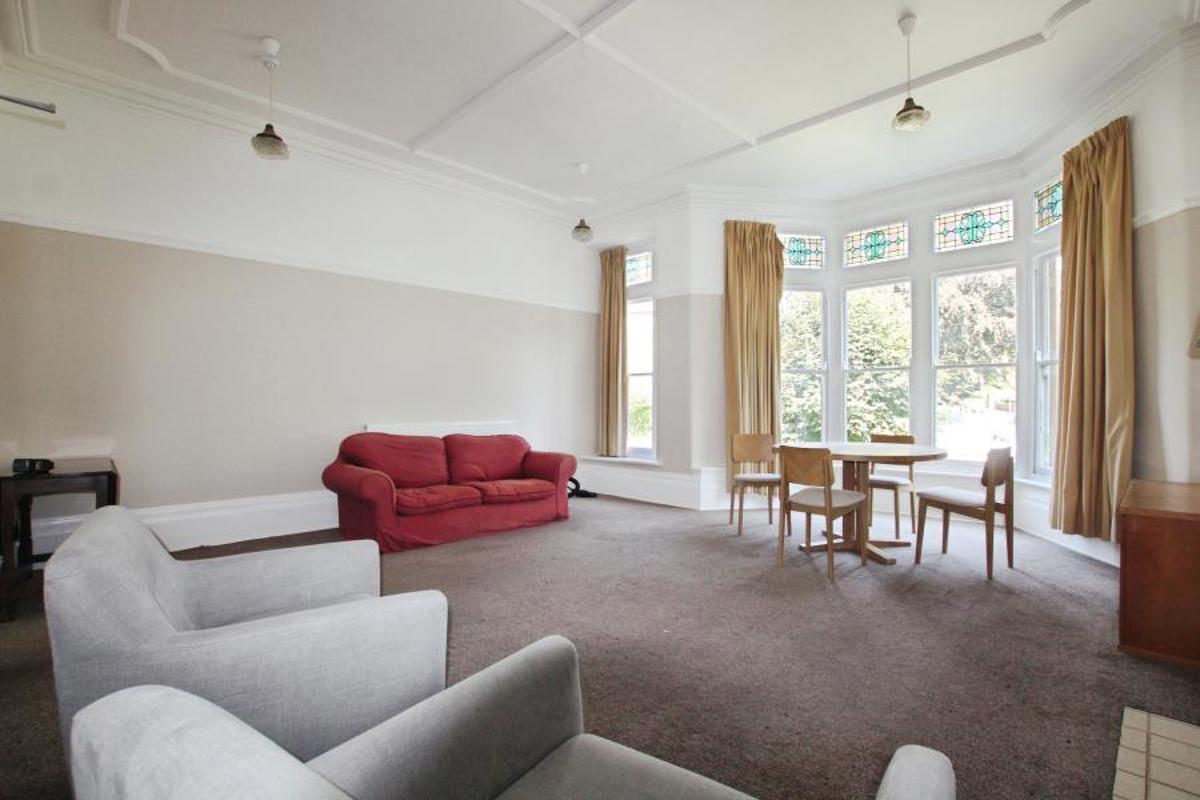 Flat Elmdale Road in Bristol
