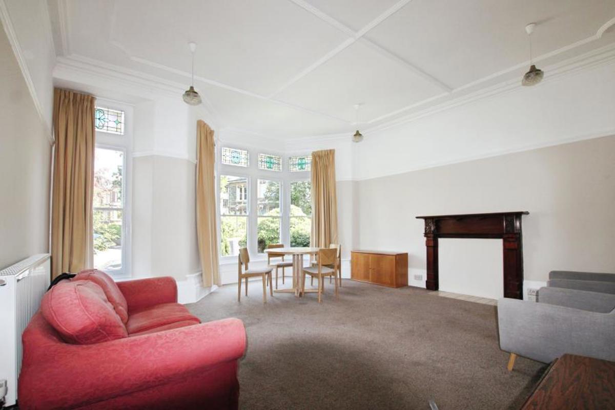 Flat Elmdale Road in Bristol