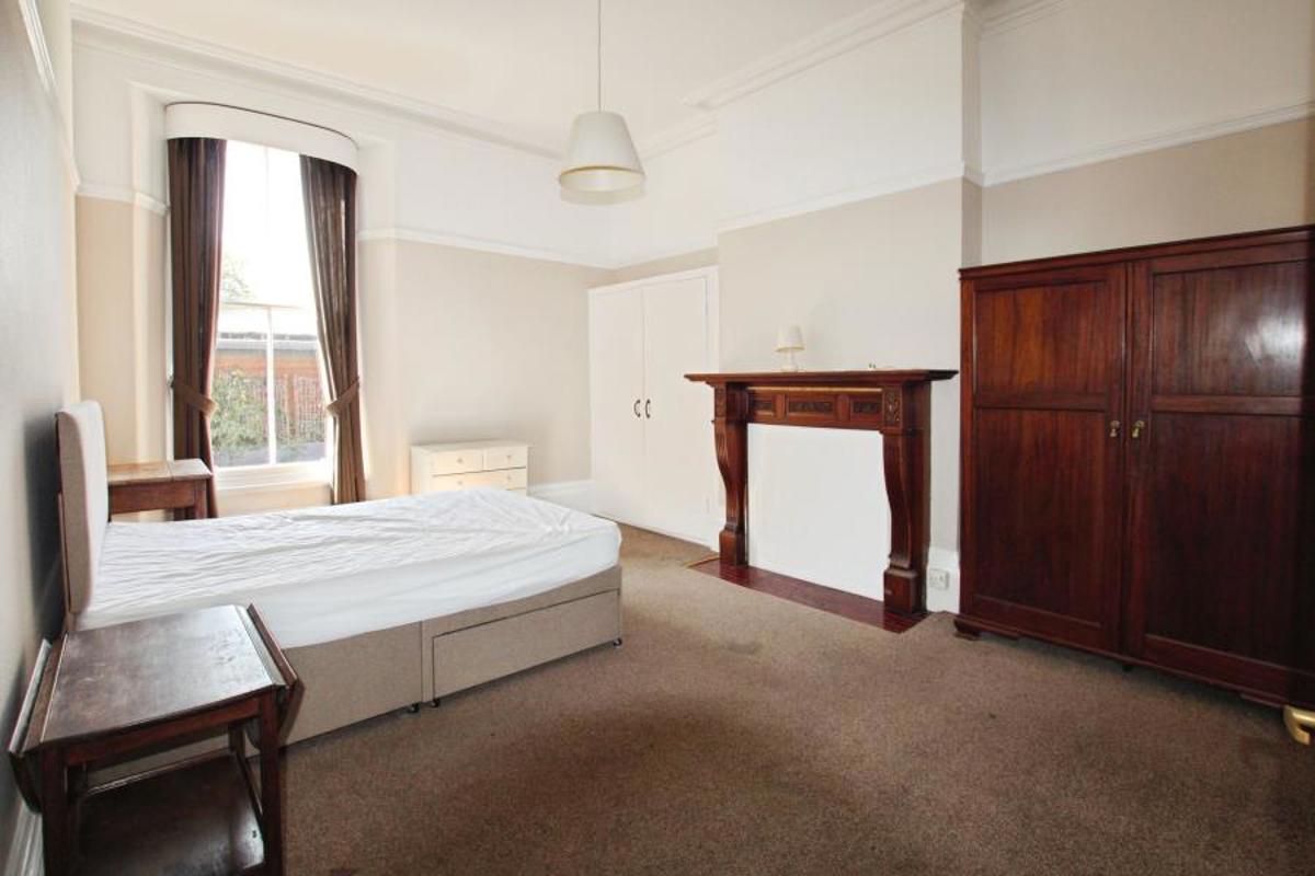 Flat Elmdale Road in Bristol