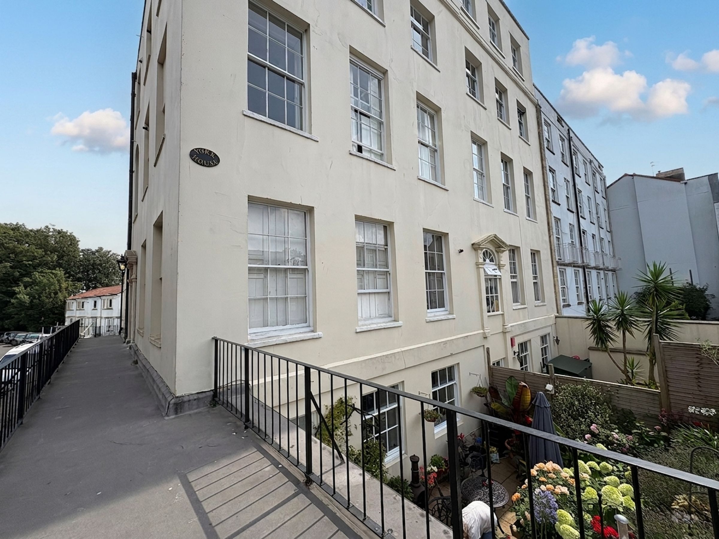 Flat Clifton Road in Bristol