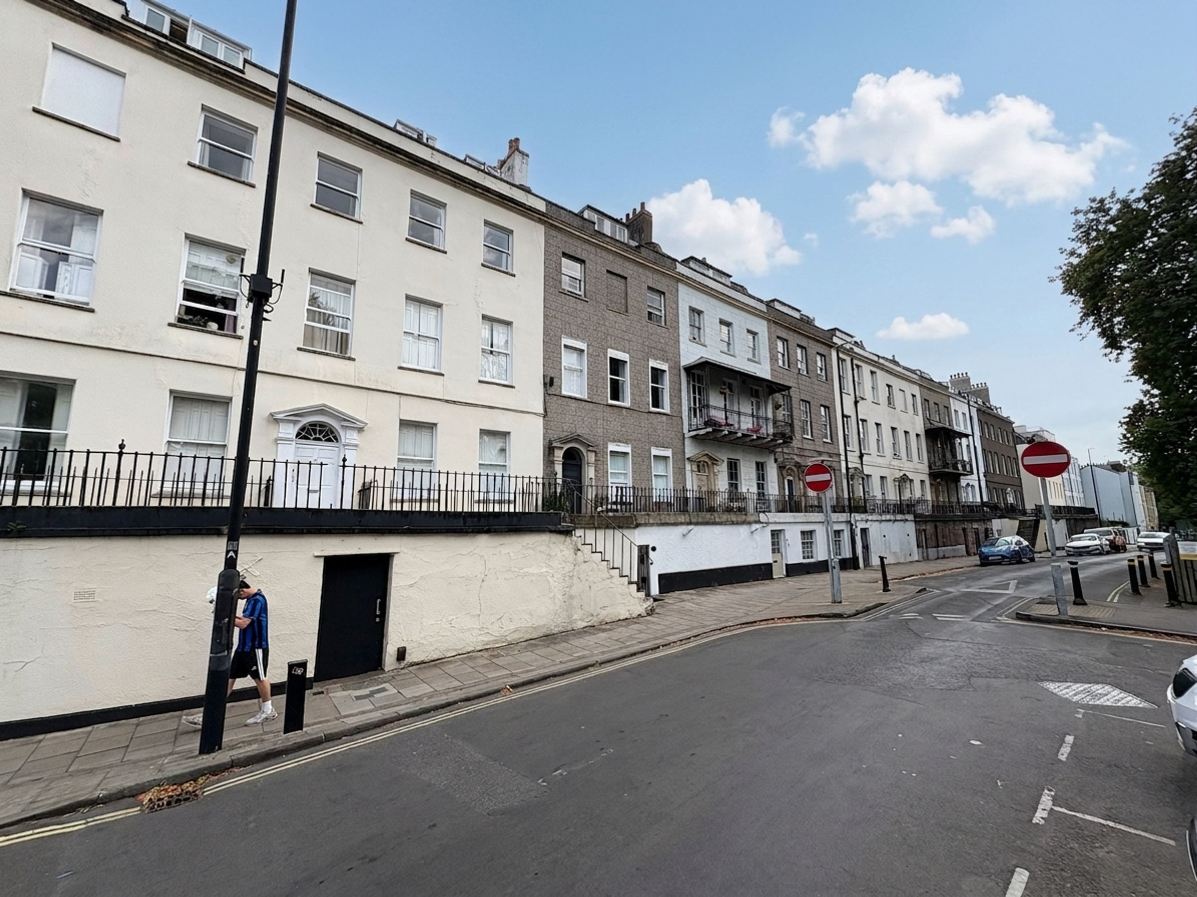 Flat Clifton Road in Bristol
