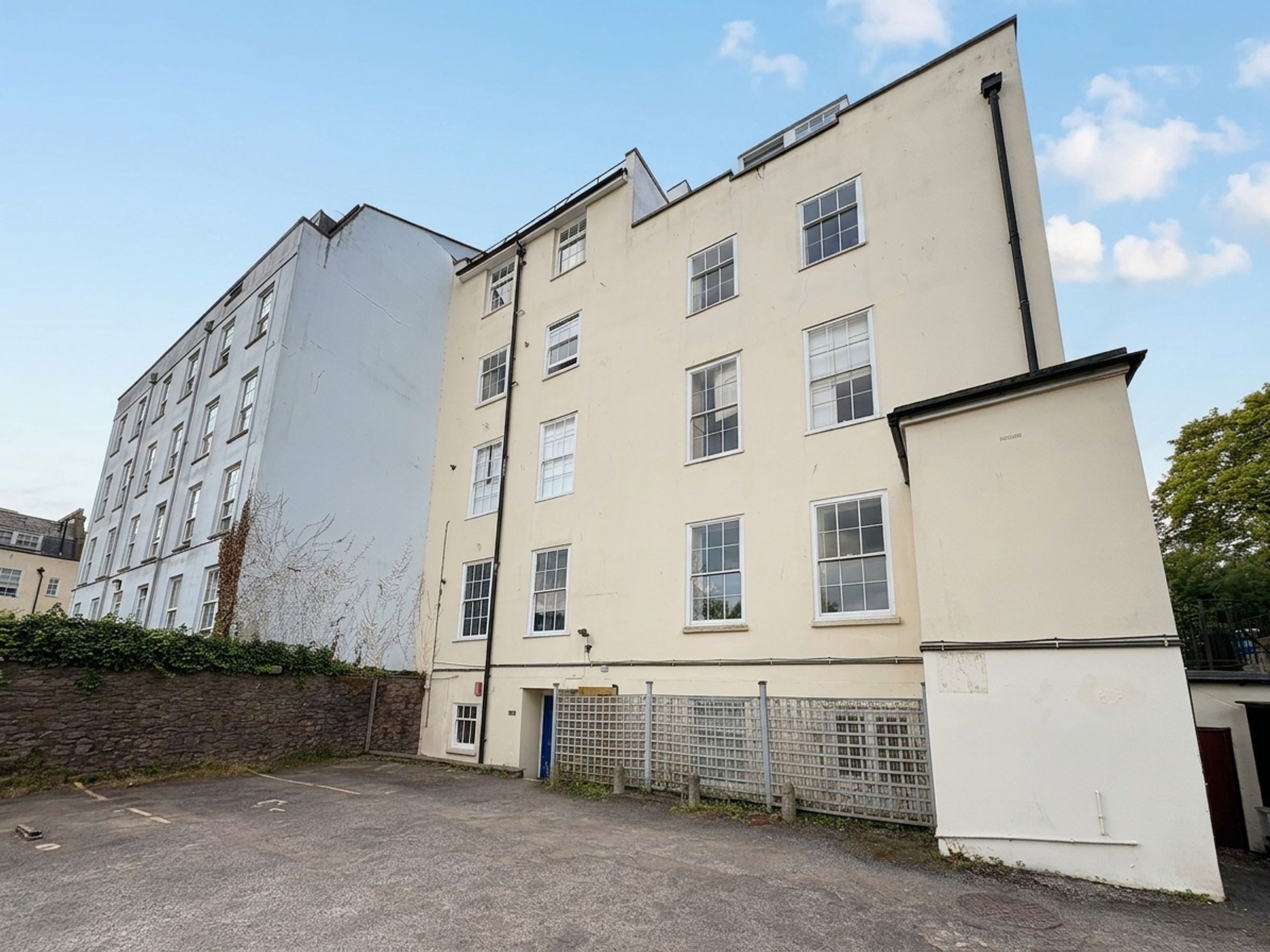 Flat Clifton Road in Bristol