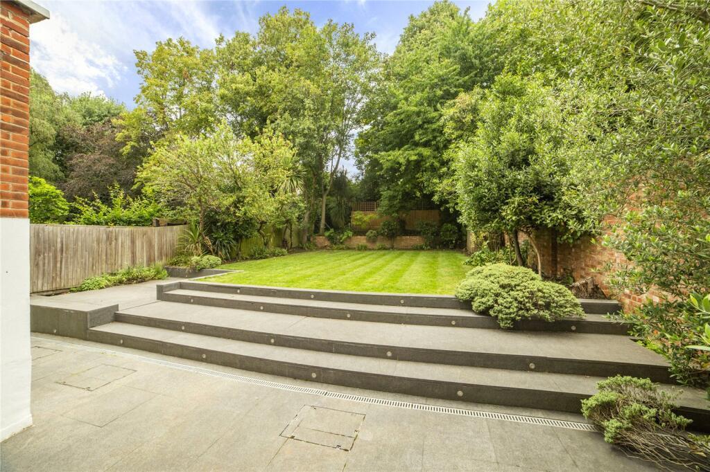 Flat Bracknell Gardens in Greater London