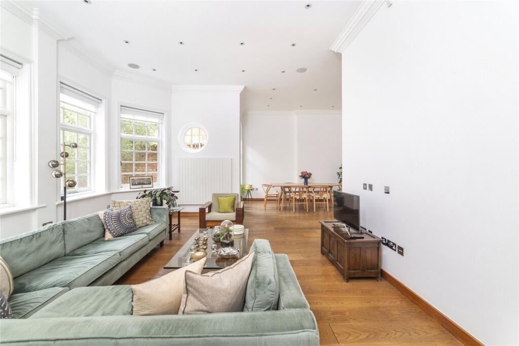Flat Bracknell Gardens in Greater London