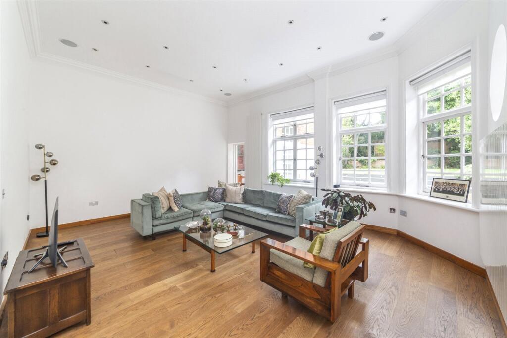 Flat Bracknell Gardens in Greater London