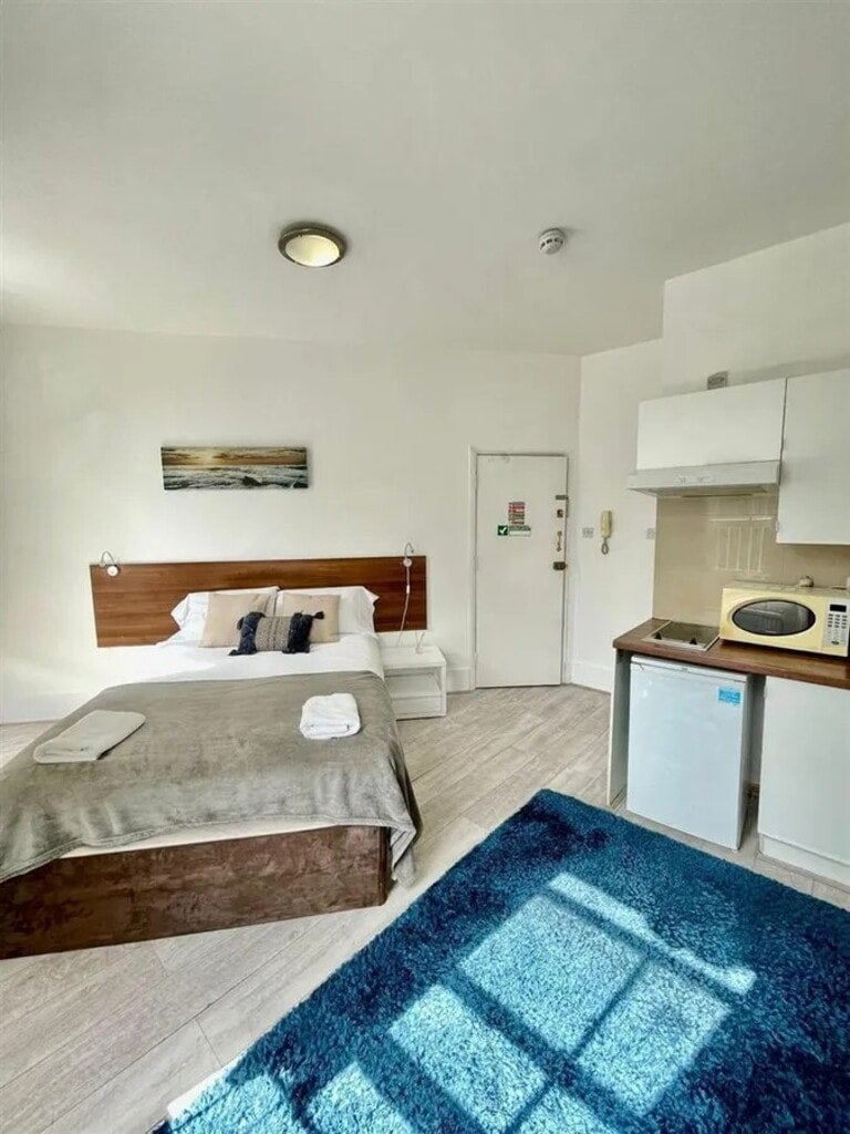 Flat Knaresborough Place in Greater London