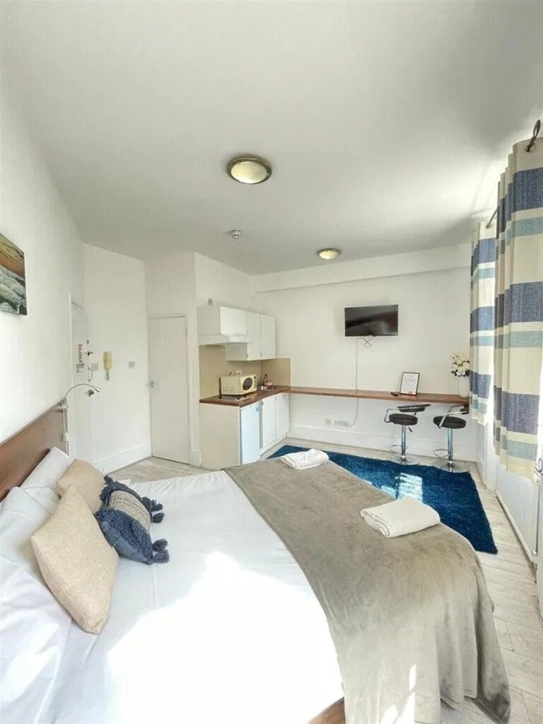Flat Knaresborough Place in Greater London