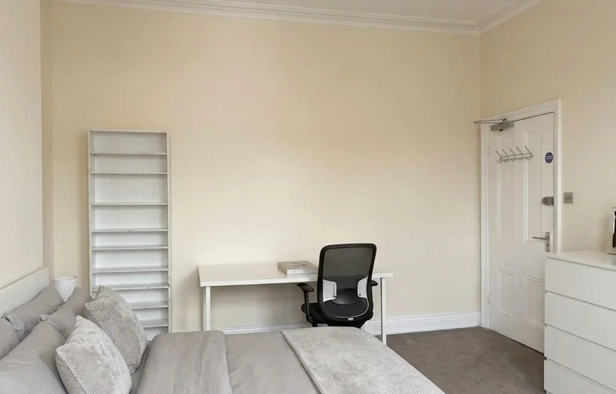 Room Stirling Road in Birmingham