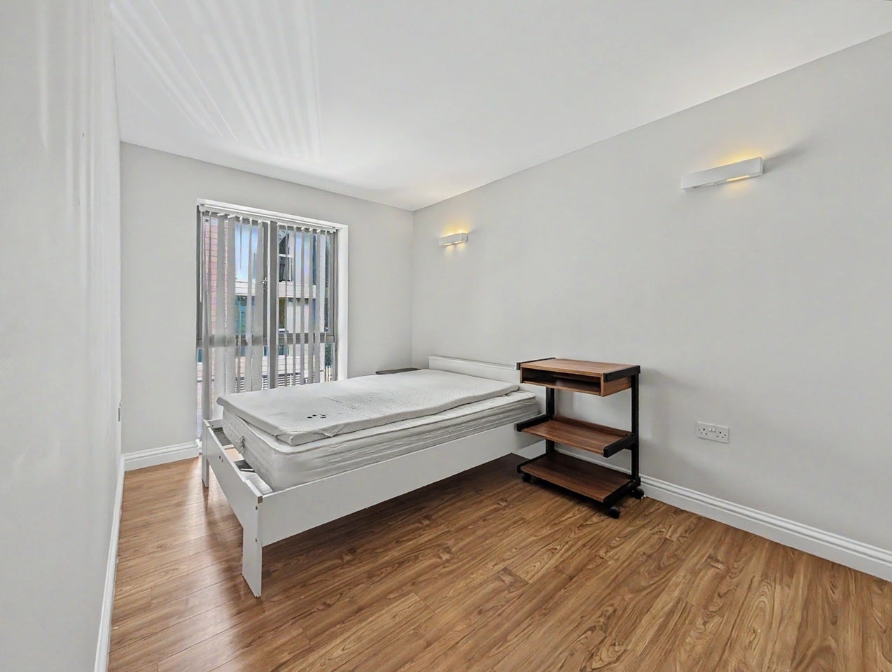 Flat Ratcliffe Cross Street in Greater London