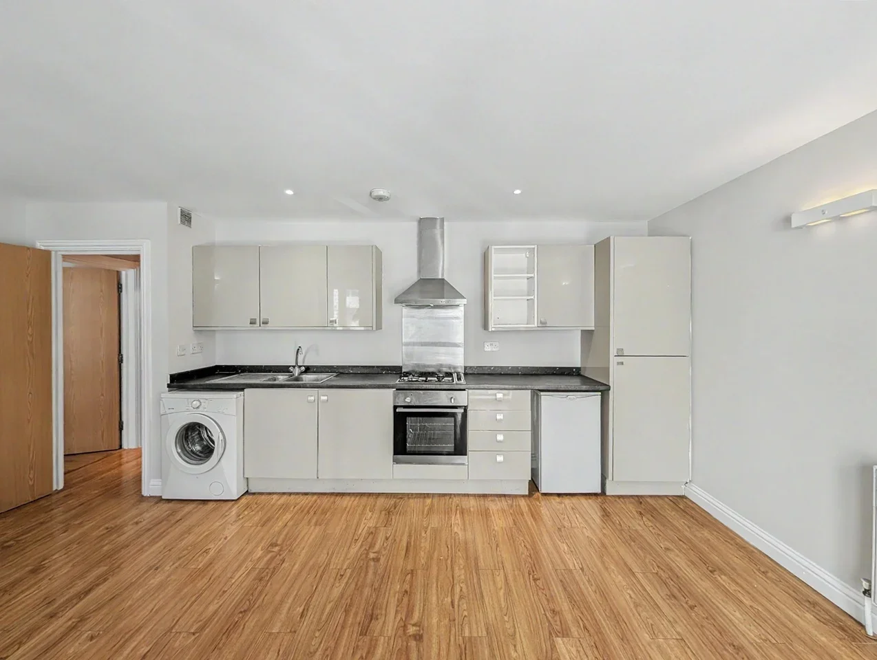 Flat Ratcliffe Cross Street in Greater London