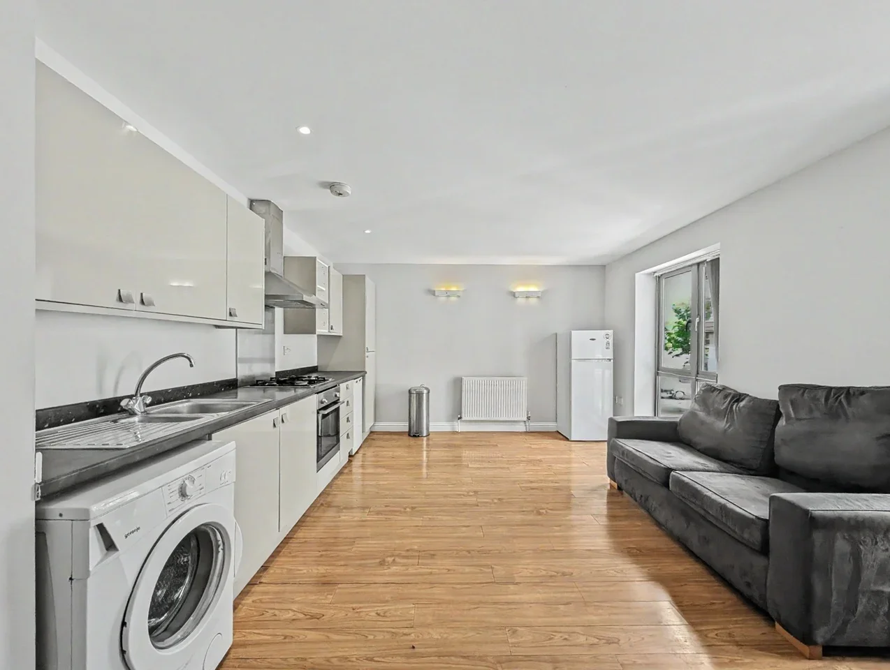 Flat Ratcliffe Cross Street in Greater London