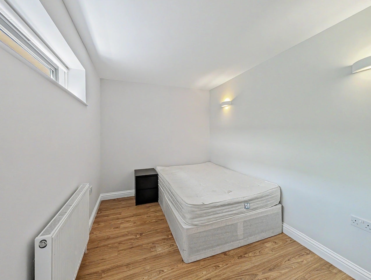 Flat Ratcliffe Cross Street in Greater London