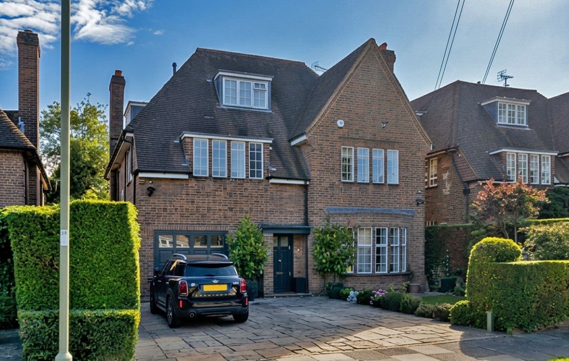 House Kingsley Way in Greater London