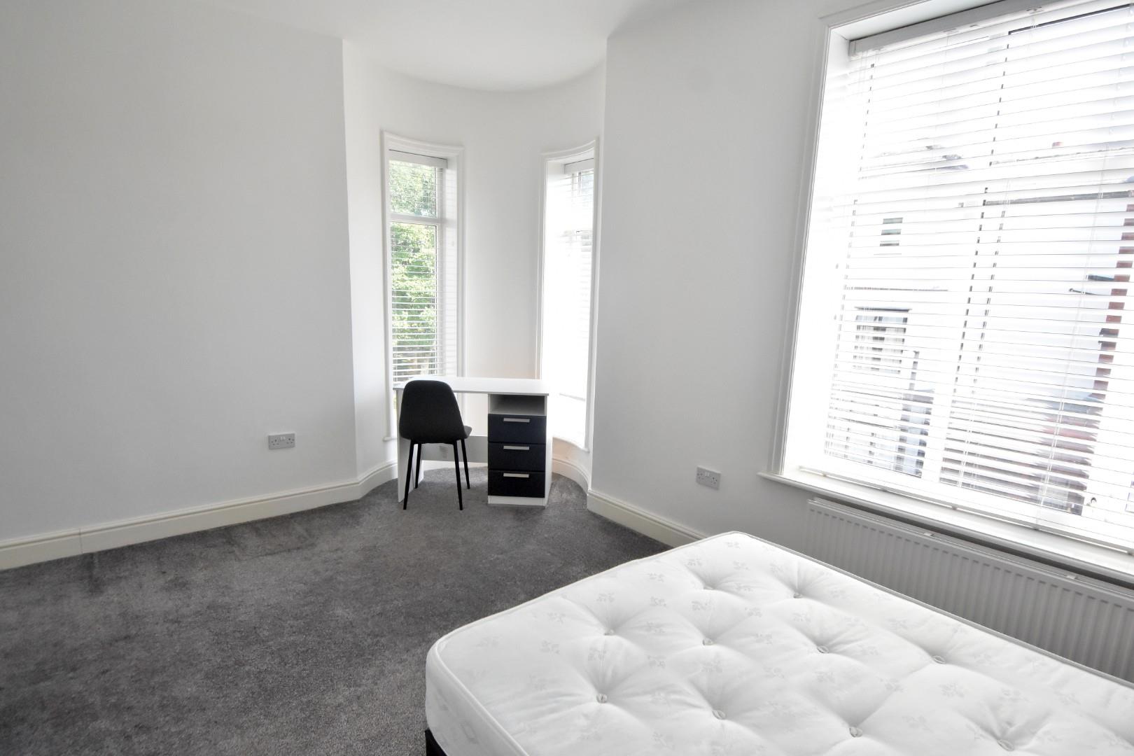 Room Raymond Avenue in Bury