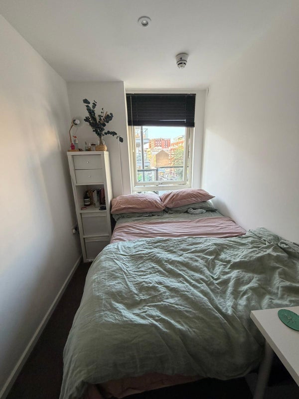 Room Regent's Canal towpath in Greater London