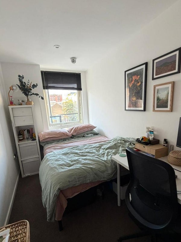 Room Regent's Canal towpath in Greater London
