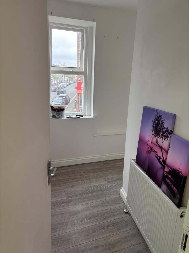 Room High Road Leyton in Greater London