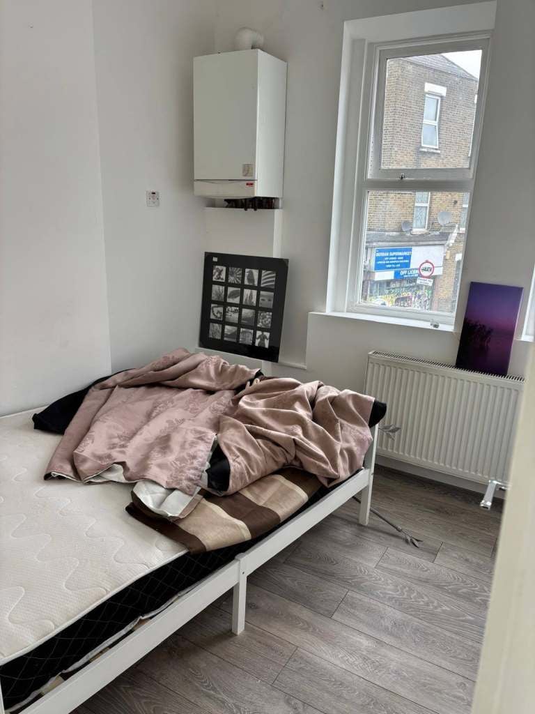 Room High Road Leyton in Greater London
