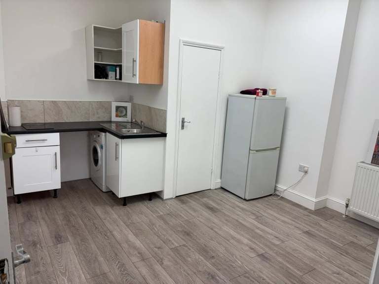 Room High Road Leyton in Greater London