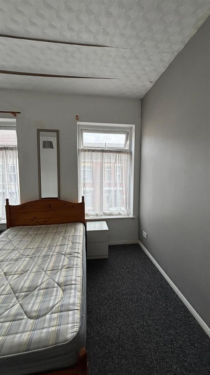 Room Brazil Street in Hull