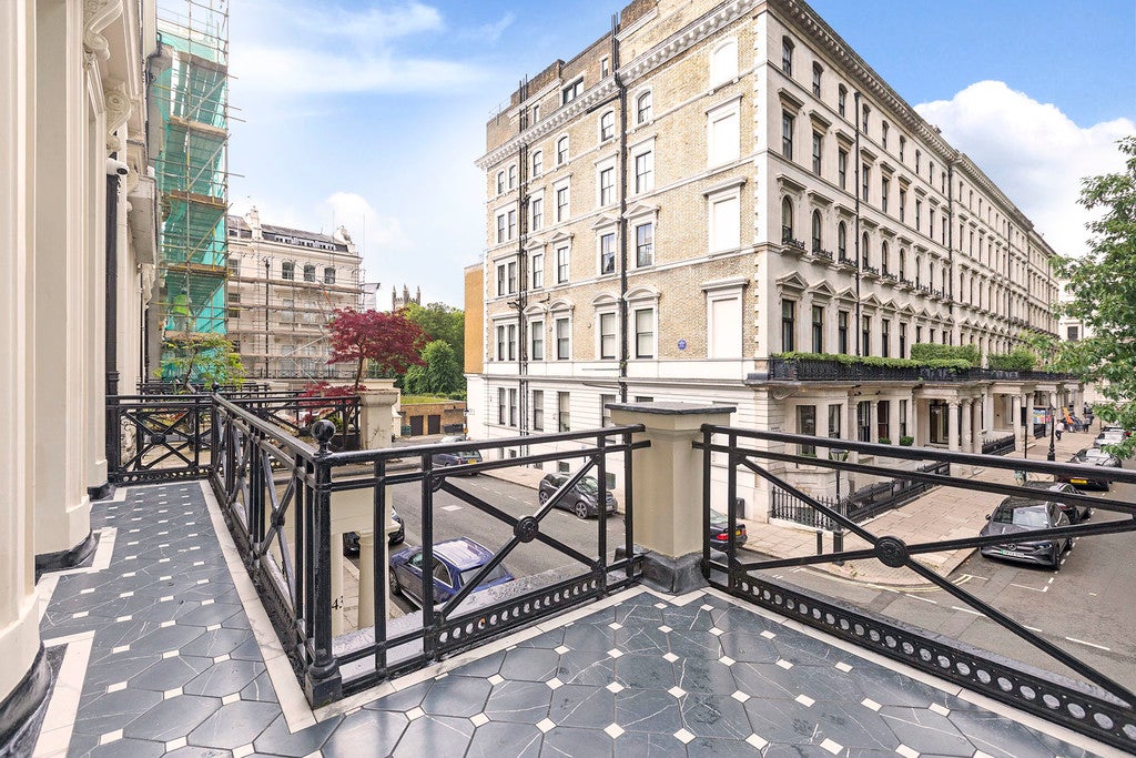Flat Ennismore Gardens Mews in Greater London