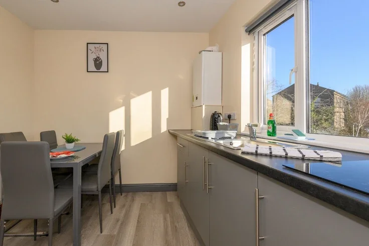 Room Lower Wortley Road in Leeds