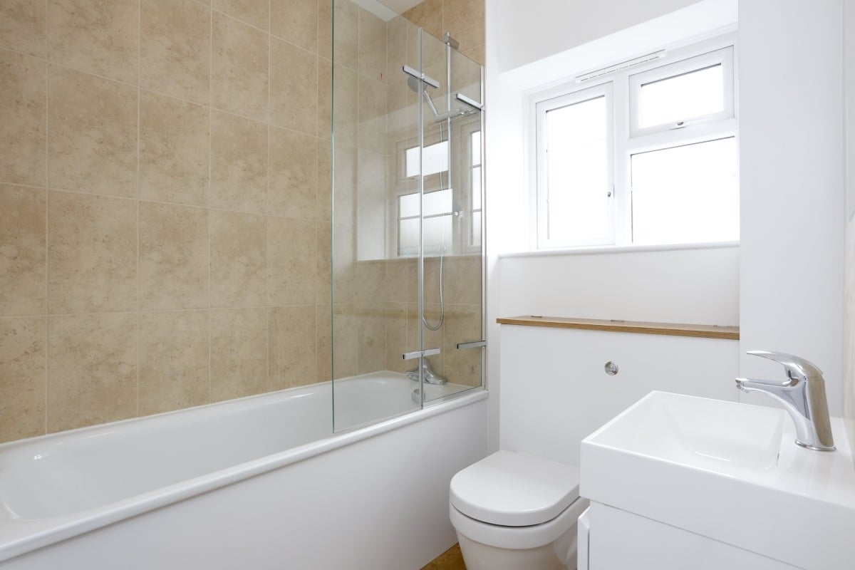 Flat Commondale in Greater London