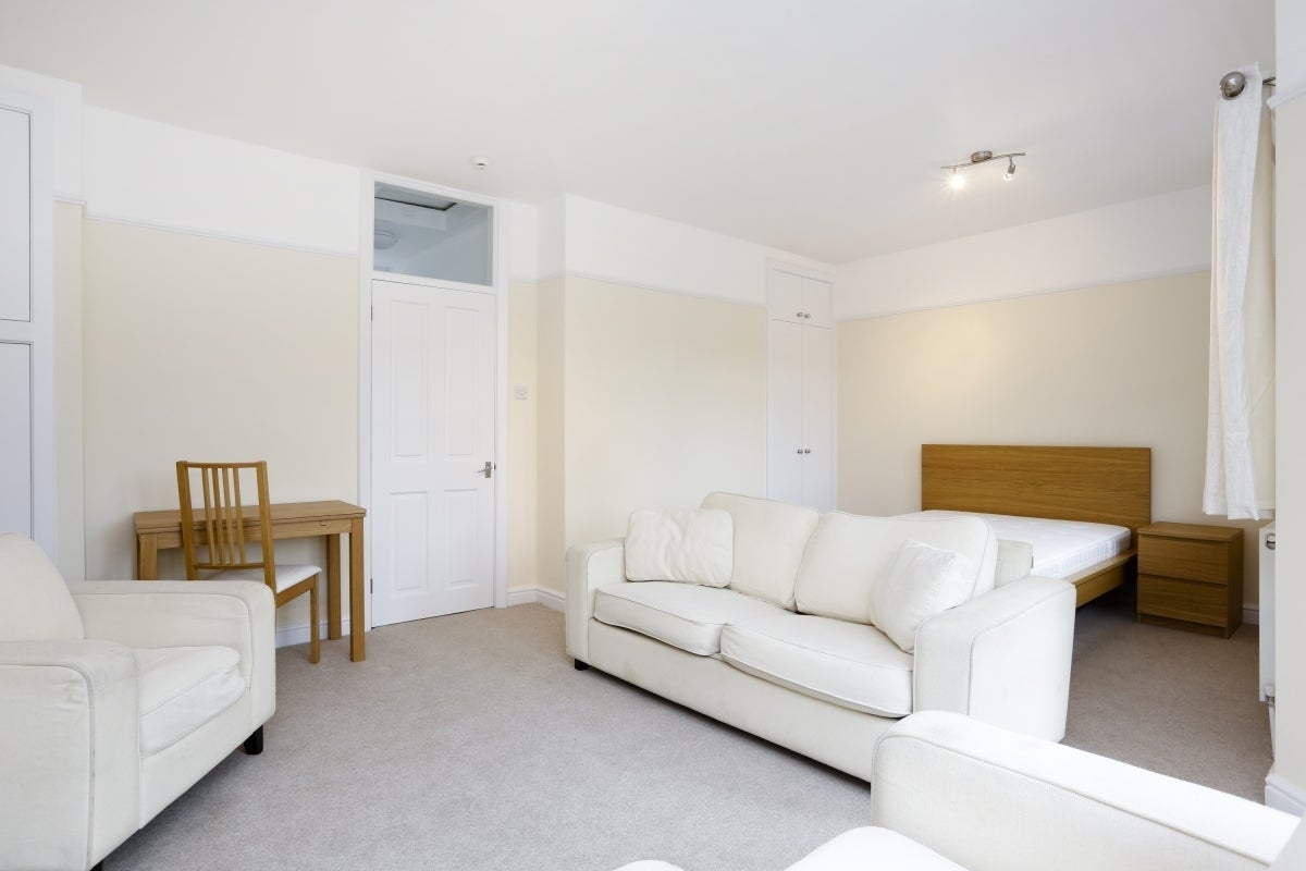 Flat Commondale in Greater London