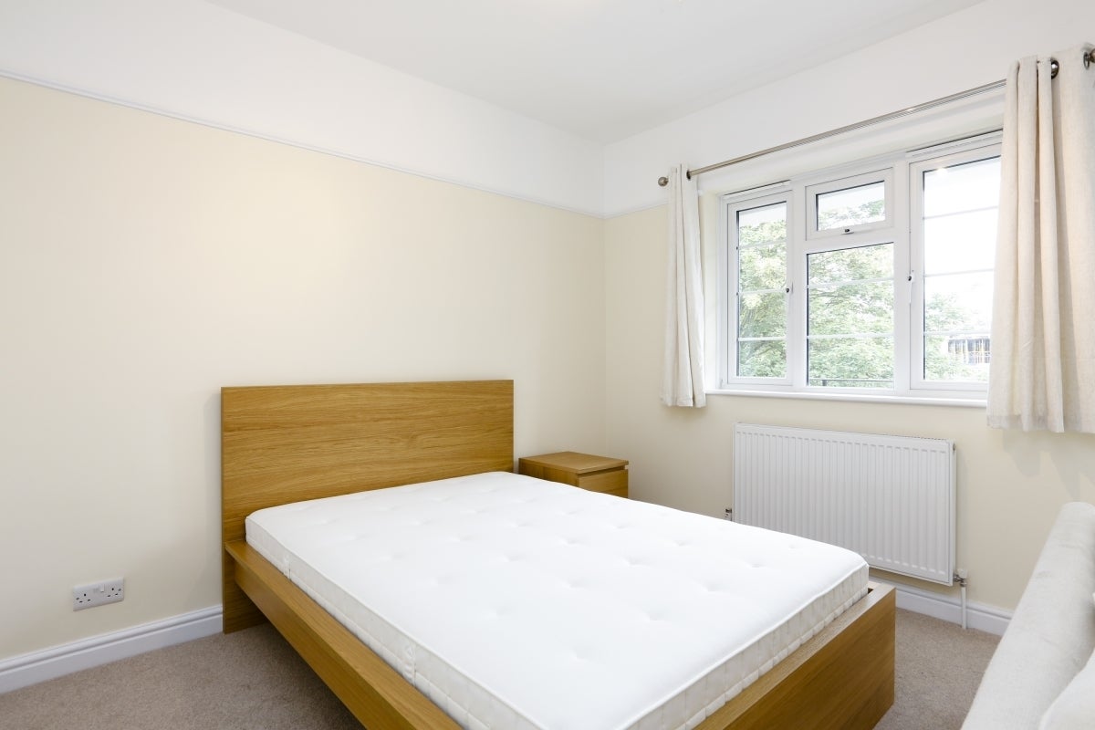 Flat Commondale in Greater London